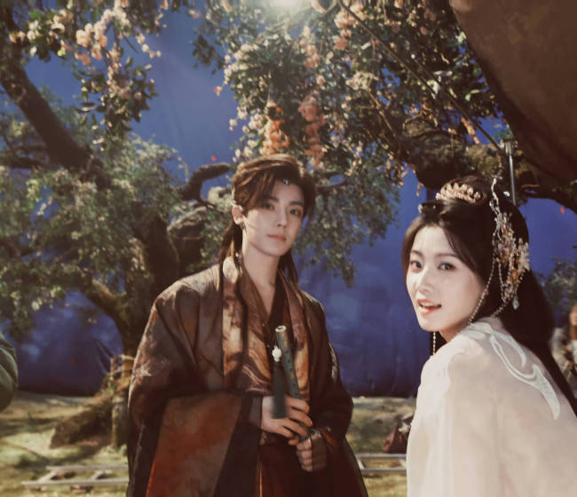 卢昱晓分享和侯明昊合照 两人站在花下氛围感十足