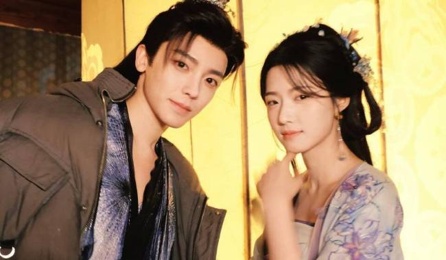 卢昱晓分享和侯明昊合照 两人站在花下氛围感十足