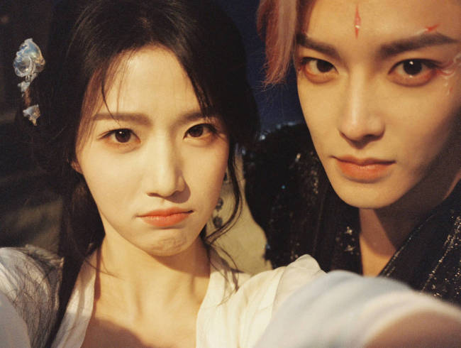 卢昱晓分享和侯明昊合照 两人站在花下氛围感十足