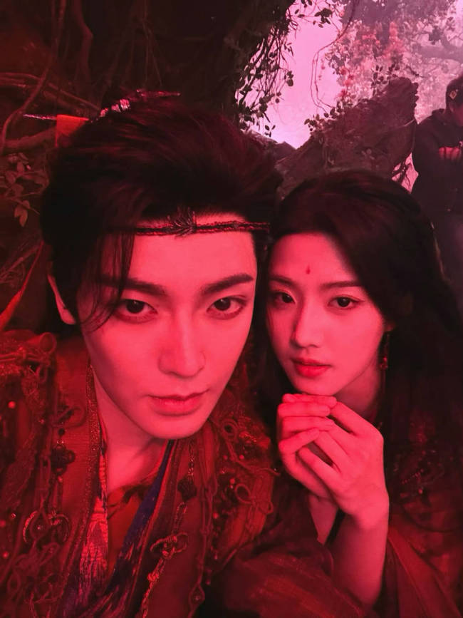 卢昱晓分享和侯明昊合照 两人站在花下氛围感十足