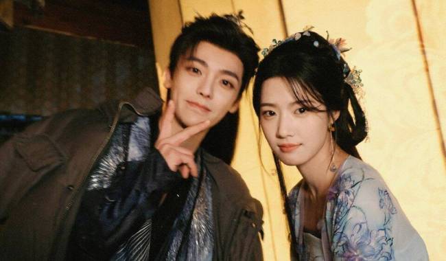 卢昱晓分享和侯明昊合照 两人站在花下氛围感十足