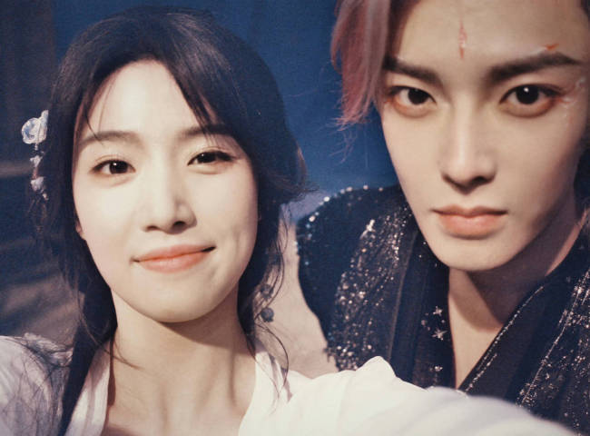 卢昱晓分享和侯明昊合照 两人站在花下氛围感十足