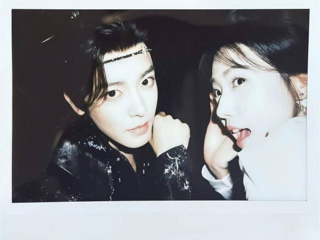 卢昱晓分享和侯明昊合照 两人站在花下氛围感十足