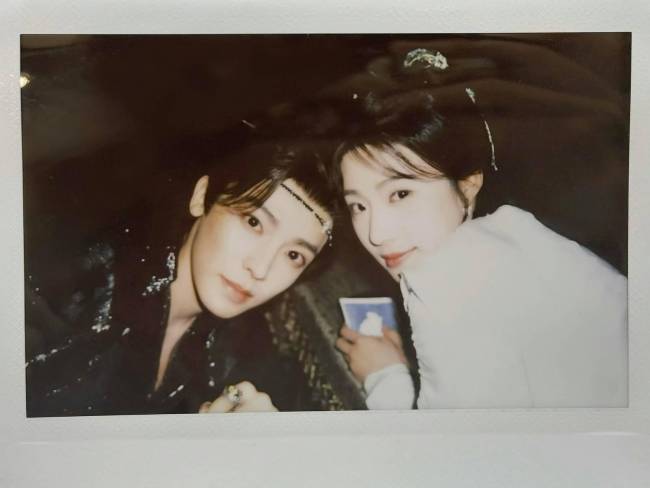 卢昱晓分享和侯明昊合照 两人站在花下氛围感十足