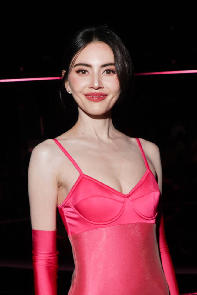 泰国女星MAI观看维密秀 穿荧光粉紧身衣秀出好身材