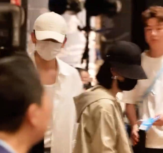 张杰谢娜现身乌镇戏剧节 两人手牵手感情恩爱