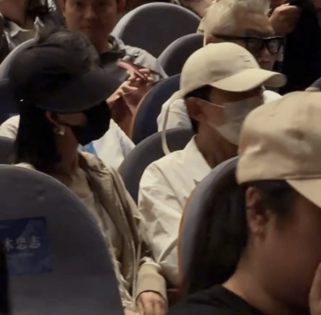 张杰谢娜现身乌镇戏剧节 两人手牵手感情恩爱