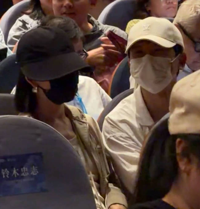 张杰谢娜现身乌镇戏剧节 两人手牵手感情恩爱