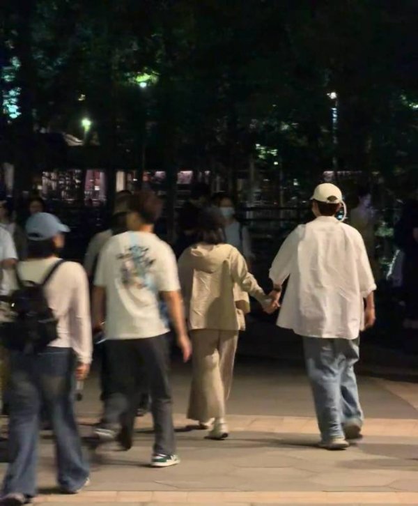 股民之家 张杰谢娜现身乌镇戏剧节 两人手牵手感情恩爱